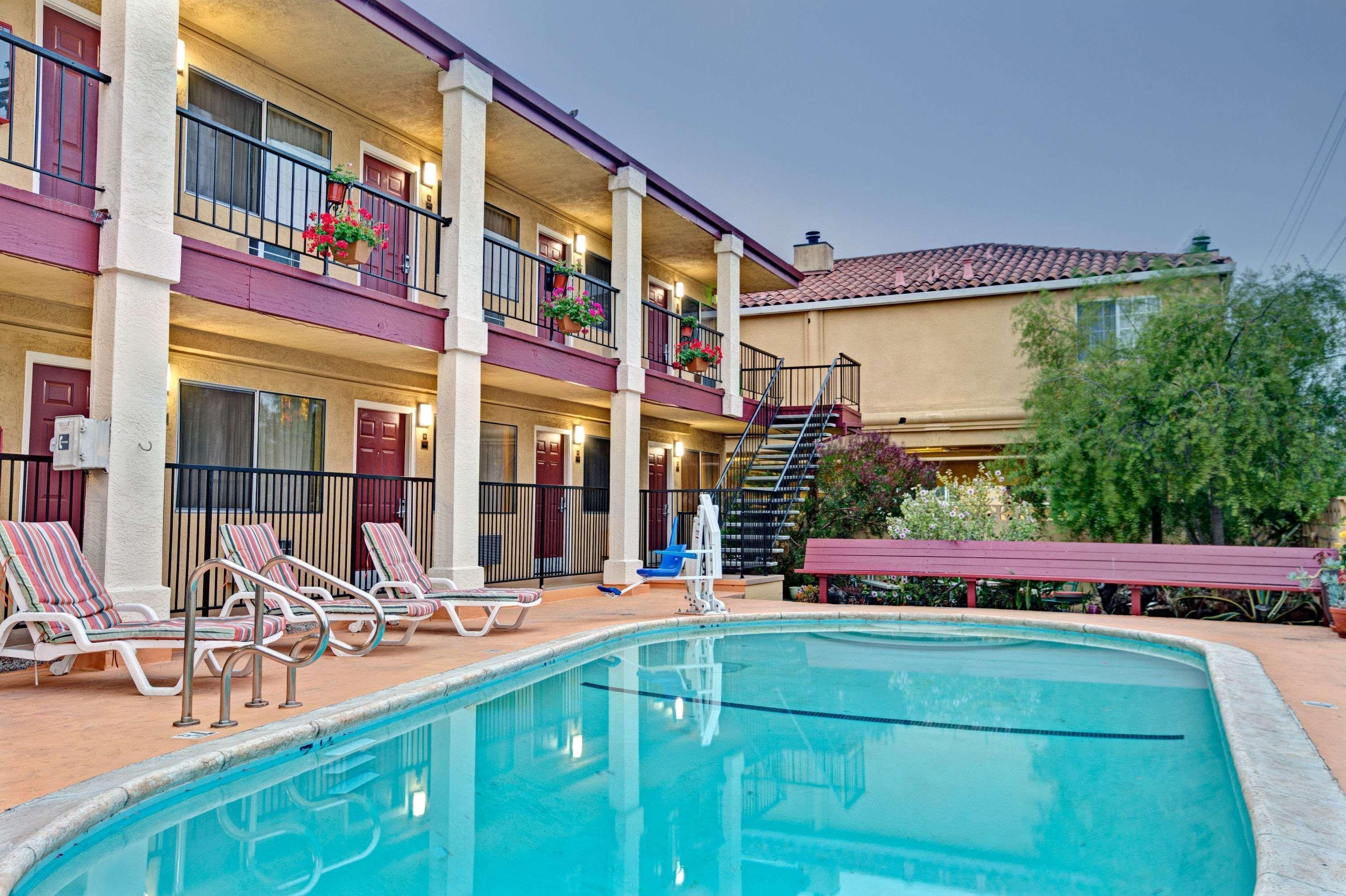 Super 8 By Wyndham Santa Cruz Beach Boardwalk Bagian luar foto
