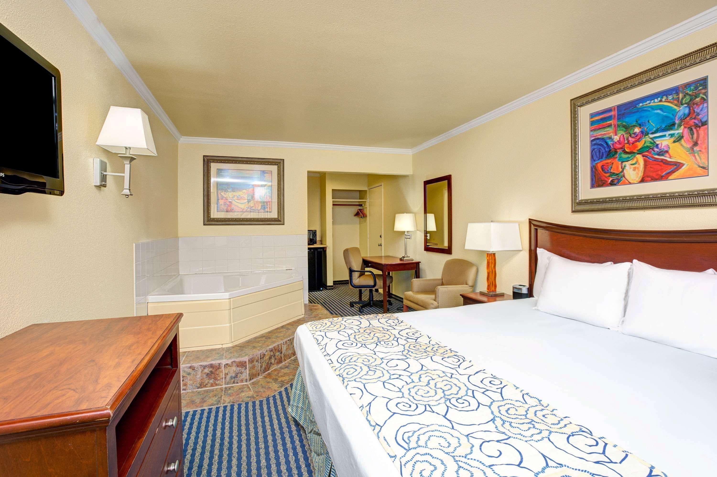Super 8 By Wyndham Santa Cruz Beach Boardwalk Bagian luar foto