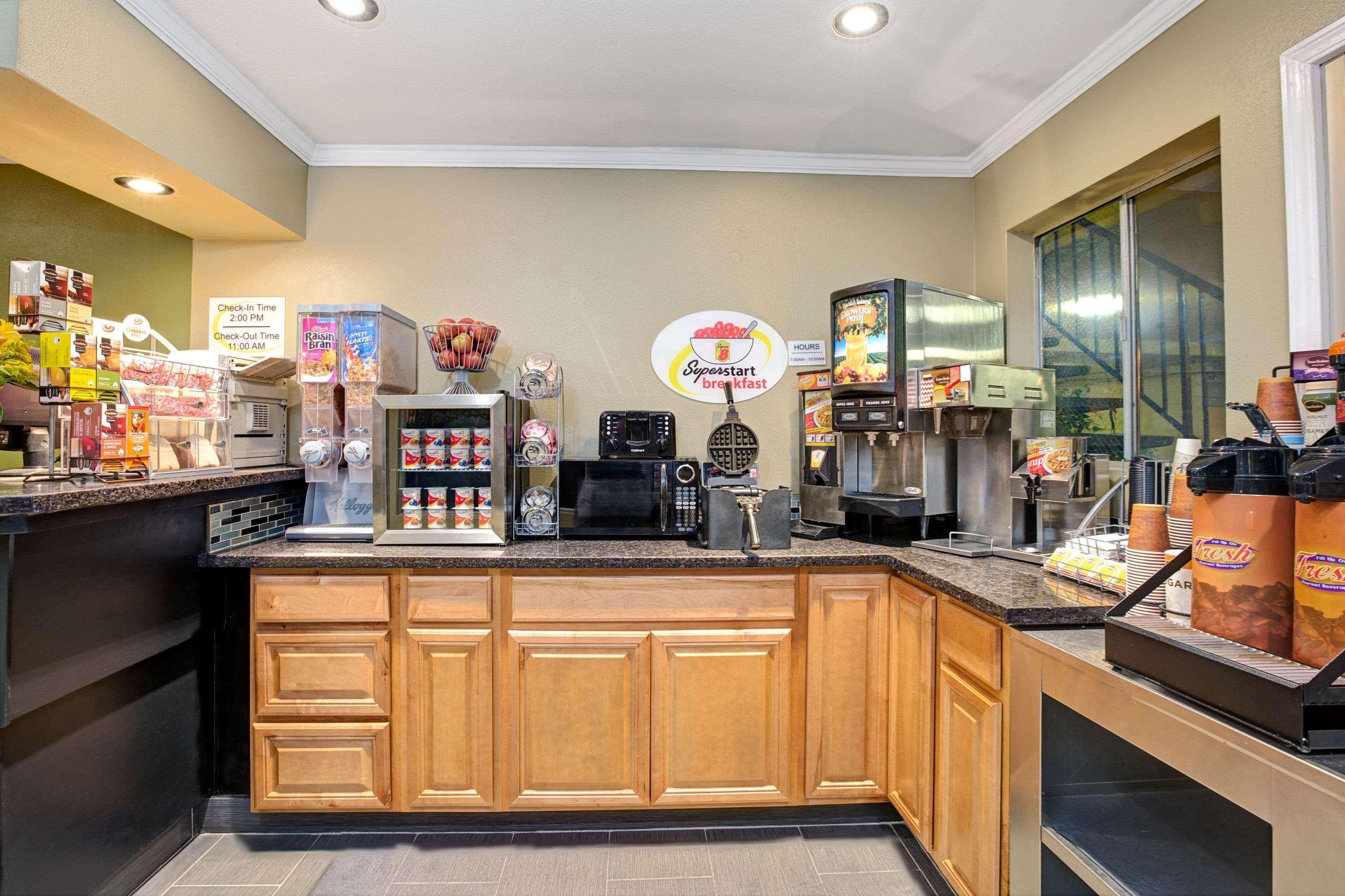 Super 8 By Wyndham Santa Cruz Beach Boardwalk Bagian luar foto