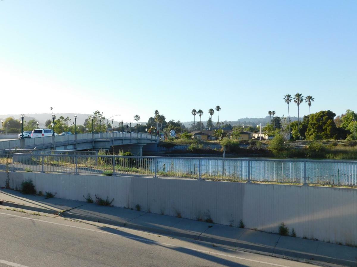 Super 8 By Wyndham Santa Cruz Beach Boardwalk Bagian luar foto